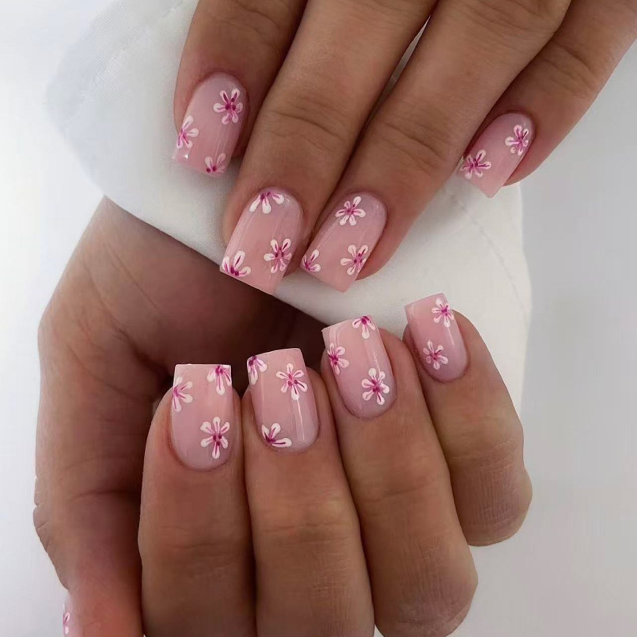 Nail Art Pink - Künstliche Nägel im French-Tip-Stil, kurz, quadratisch,